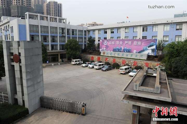長沙市坪塘勞動教養(yǎng)管理所采購我公司定制生產(chǎn)的11KW二用一備自來水加壓泵站一套，本設(shè)備供水范圍為5公里，供水人數(shù)為3600人，目前本自來水加壓泵站運行平穩(wěn)，高效節(jié)能，受到了管理所的一致好評！